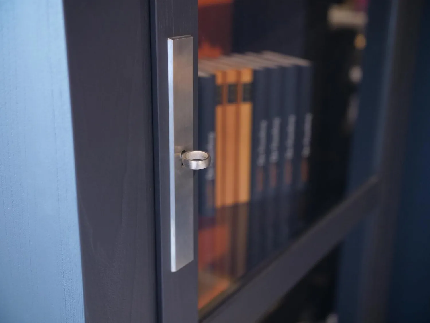 Form Exclusiv Vitrinen & Highboards|Vitrine Bordeaux Europäische Wildkirsche Massiv Rückwand Lachsrot Reliefstruktur Anthrazit