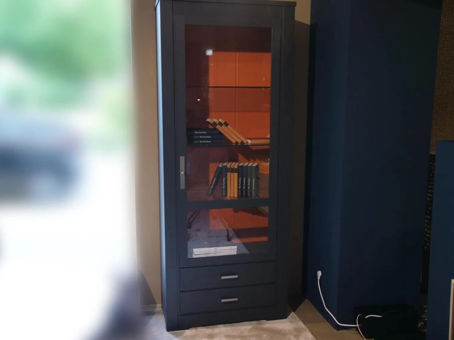 Form Exclusiv Vitrinen & Highboards|Vitrine Bordeaux Europäische Wildkirsche Massiv Rückwand Lachsrot Reliefstruktur Anthrazit