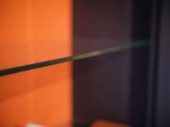 Form Exclusiv Vitrinen & Highboards|Vitrine Bordeaux Europäische Wildkirsche Massiv Rückwand Lachsrot Reliefstruktur Anthrazit