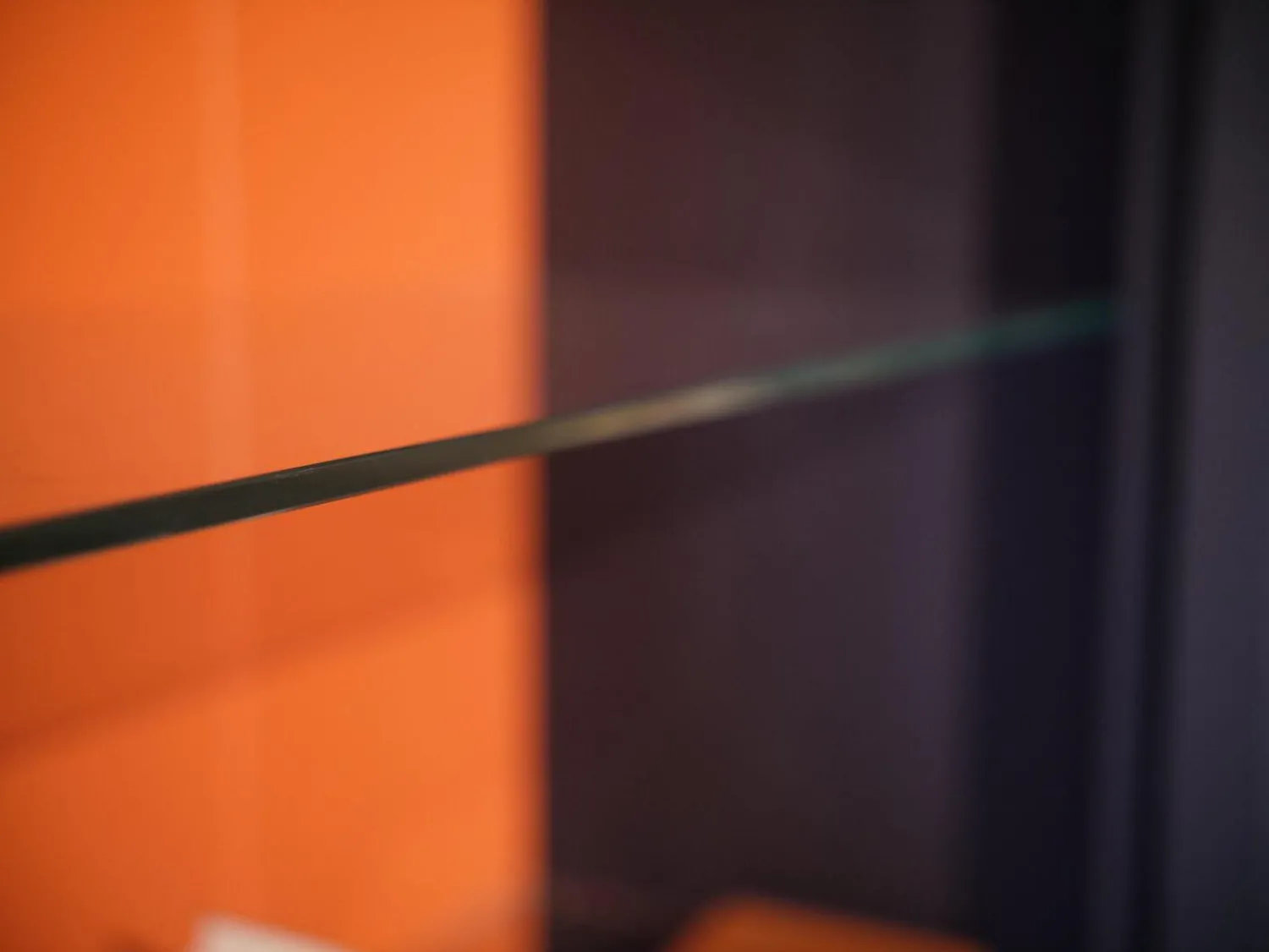 Form Exclusiv Vitrinen & Highboards|Vitrine Bordeaux Europäische Wildkirsche Massiv Rückwand Lachsrot Reliefstruktur Anthrazit