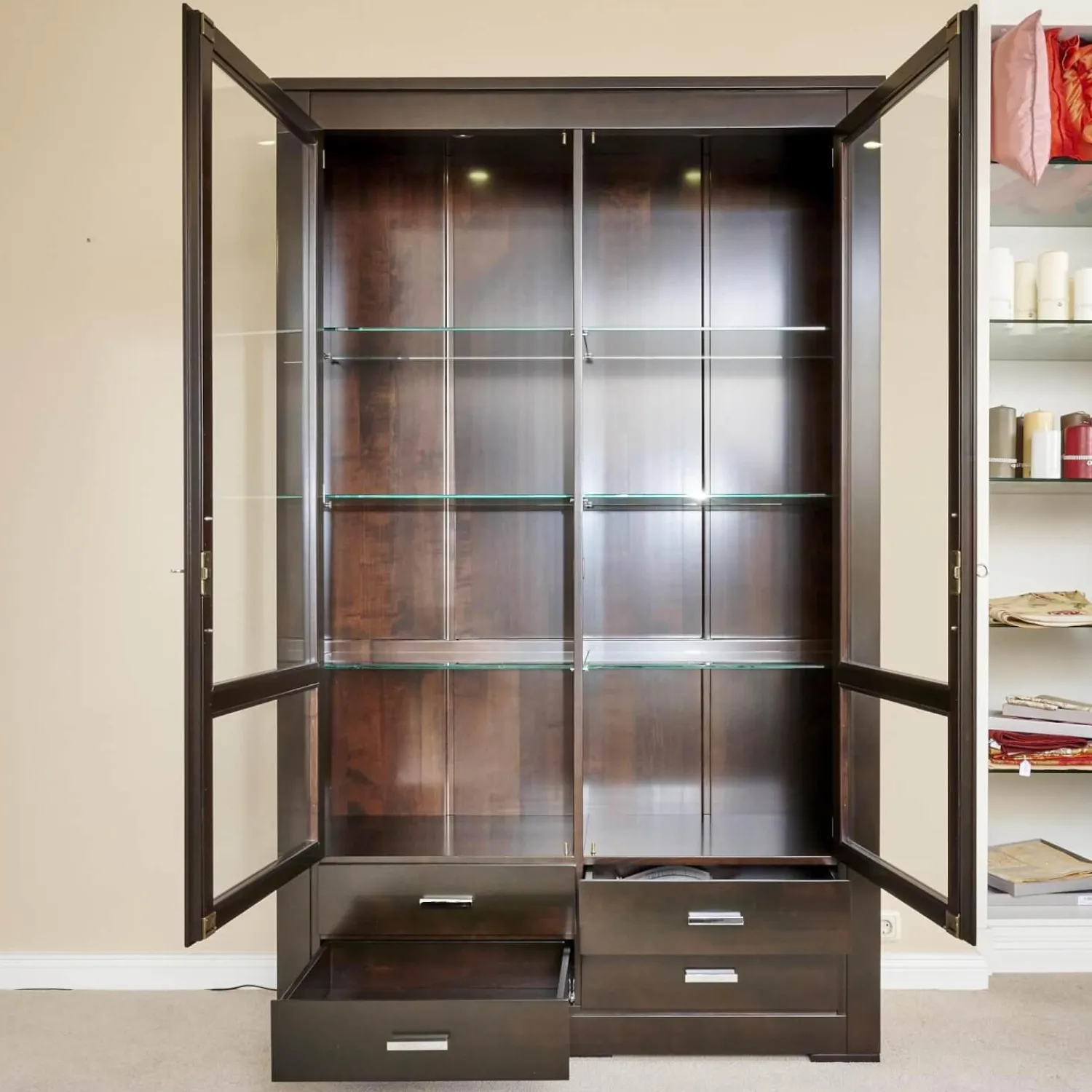 Form Exclusiv Vitrinen & Highboards|Vitrine Bordeaux Kirschbaum Nero Inklusive Beleuchtung, 4 Schubladen Und 6 Glasböden