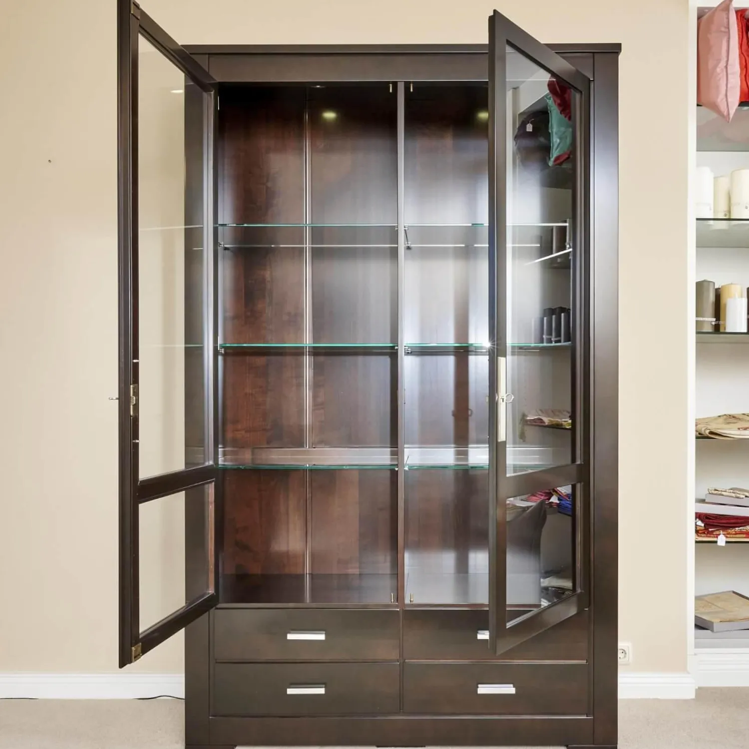 Form Exclusiv Vitrinen & Highboards|Vitrine Bordeaux Kirschbaum Nero Inklusive Beleuchtung, 4 Schubladen Und 6 Glasböden