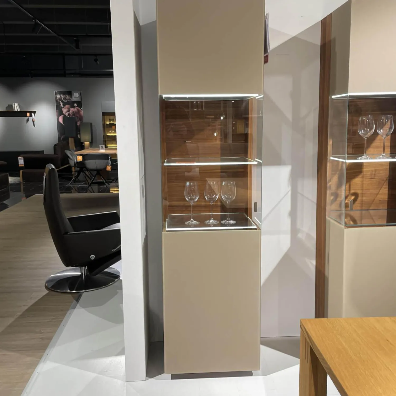 Team 7 Vitrinen & Highboards|Vitrine Cubus Pure Nussbaum Naturöl Farbglas Kiesel Inklusive Glaskantenbeleuchtung