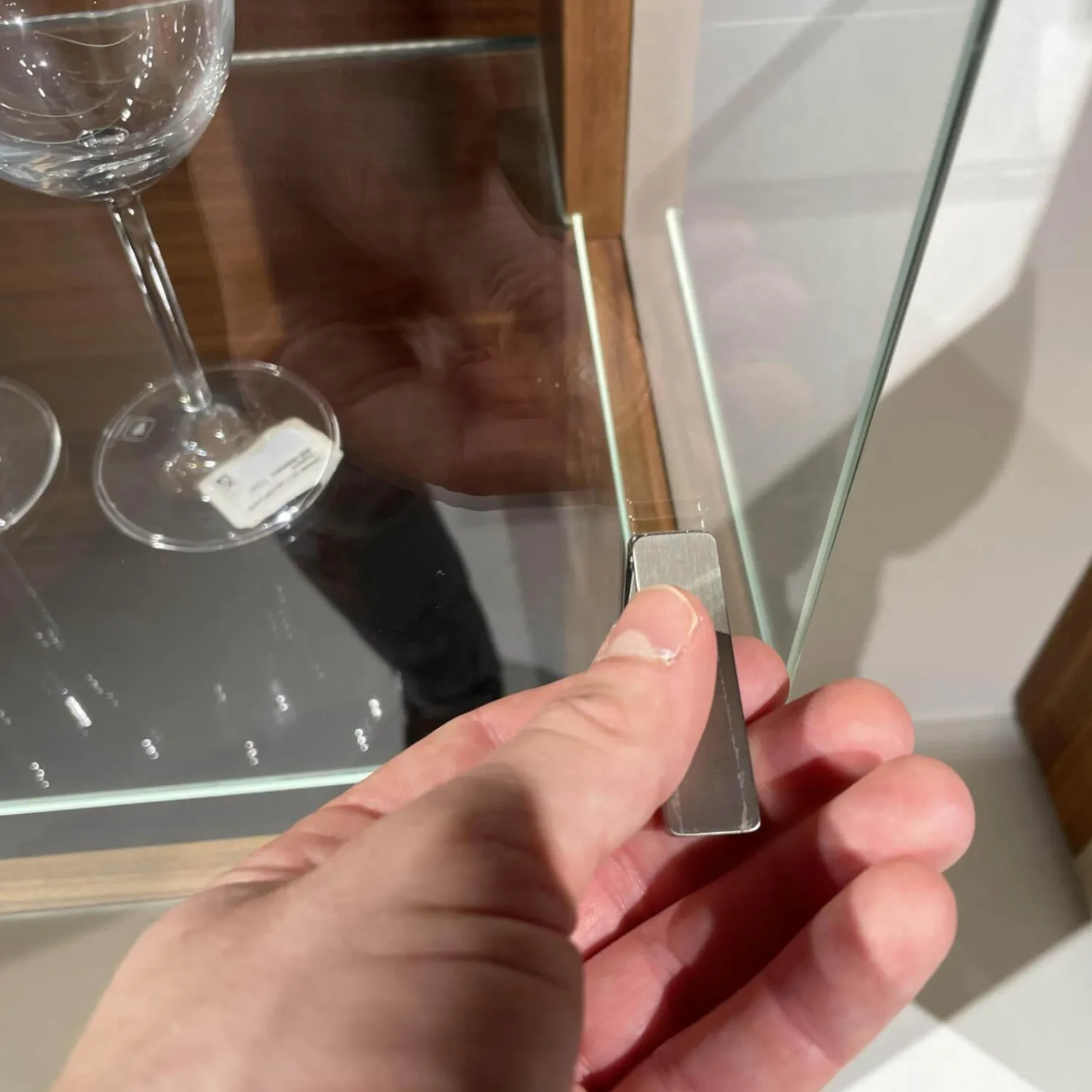 Team 7 Vitrinen & Highboards|Vitrine Cubus Pure Nussbaum Naturöl Farbglas Kiesel Inklusive Glaskantenbeleuchtung