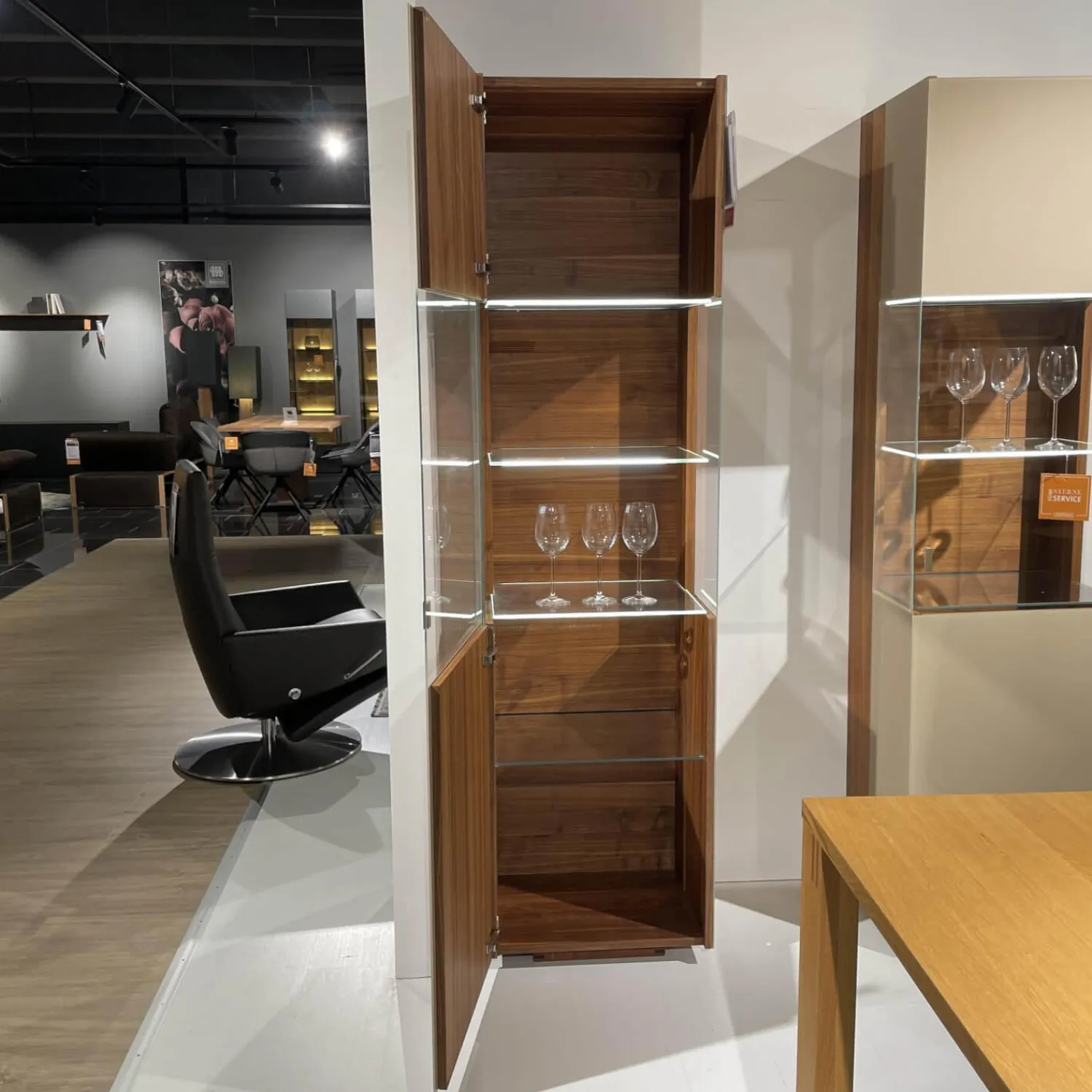 Team 7 Vitrinen & Highboards|Vitrine Cubus Pure Nussbaum Naturöl Farbglas Kiesel Inklusive Glaskantenbeleuchtung