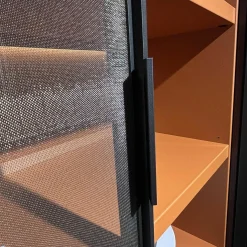 B&B Italia Vitrinen & Highboards|Vitrine Eracle Transparentes Glas mit bronziertem Metalleinsatz Belegung Außen Eiche Grau