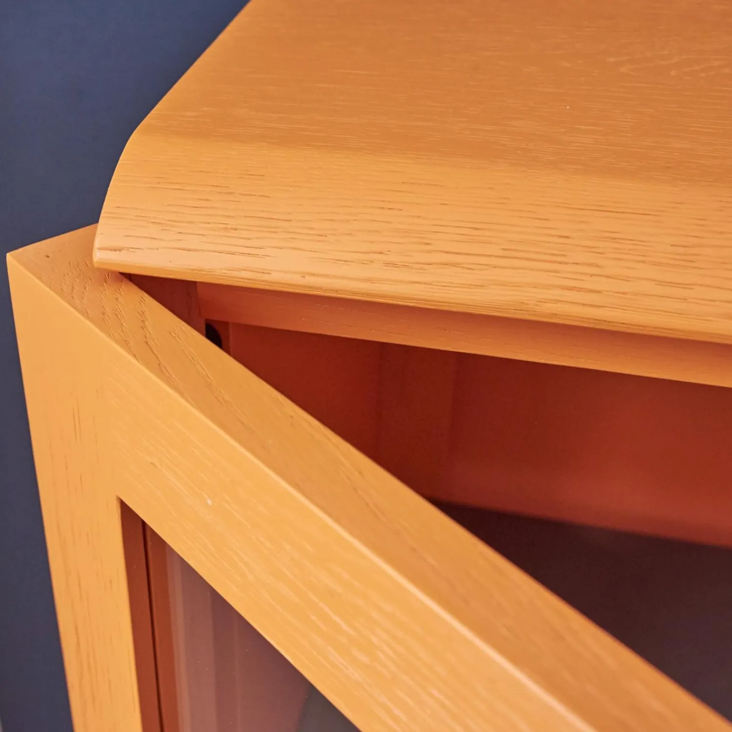 Form Exclusiv Vitrinen & Highboards|Vitrine Hampton Eiche Massiv Geölt Offenporig Lackiert In Pantone Orange Tür Klarglas Mit Ledergriffen