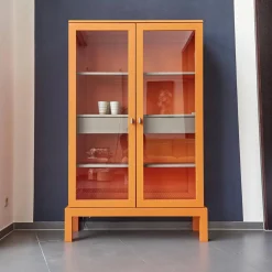 Form Exclusiv Vitrinen & Highboards|Vitrine Hampton Eiche Massiv Geölt Offenporig Lackiert In Pantone Orange Tür Klarglas Mit Ledergriffen
