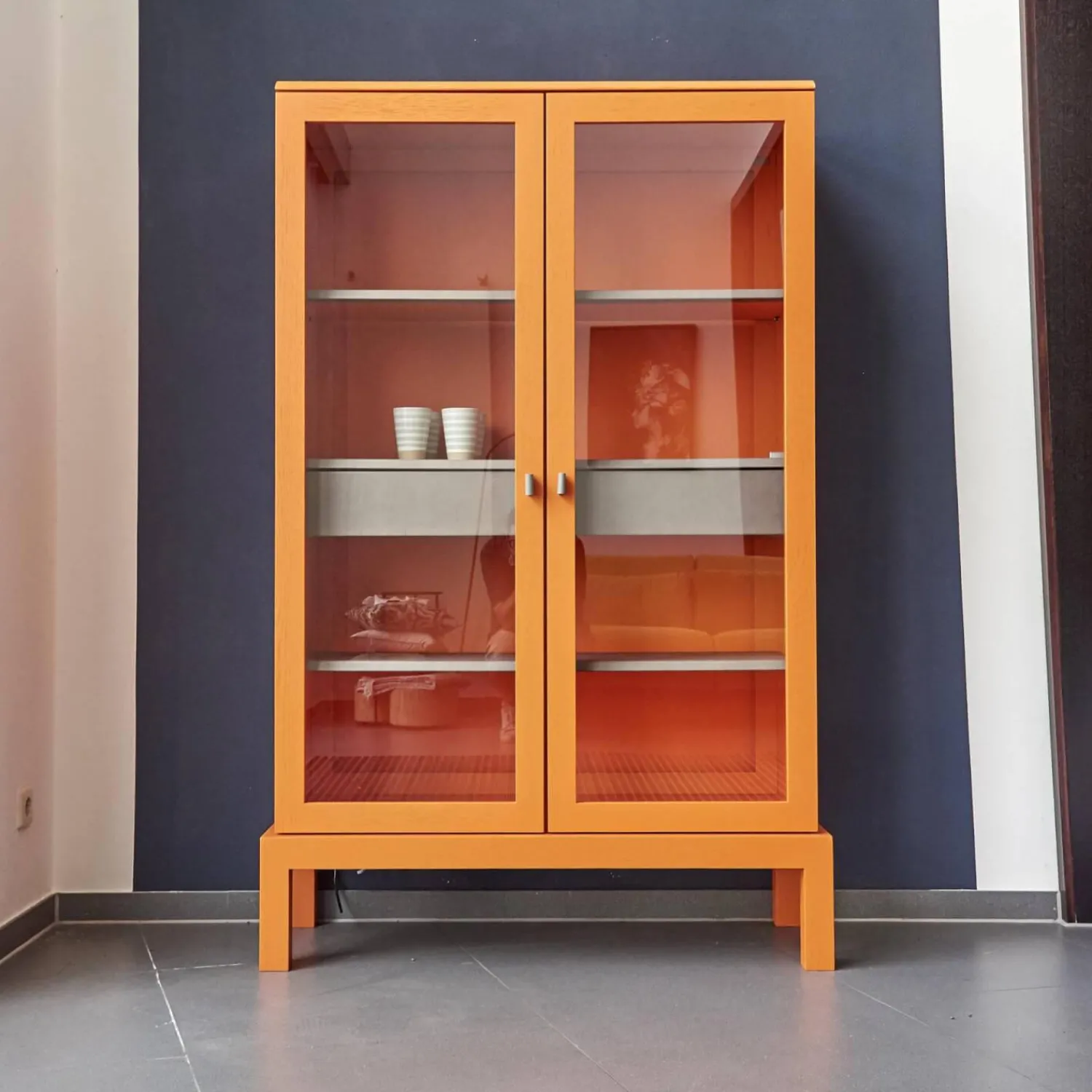 Form Exclusiv Vitrinen & Highboards|Vitrine Hampton Eiche Massiv Geölt Offenporig Lackiert In Pantone Orange Tür Klarglas Mit Ledergriffen