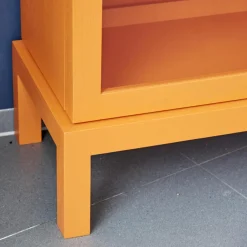 Form Exclusiv Vitrinen & Highboards|Vitrine Hampton Eiche Massiv Geölt Offenporig Lackiert In Pantone Orange Tür Klarglas Mit Ledergriffen