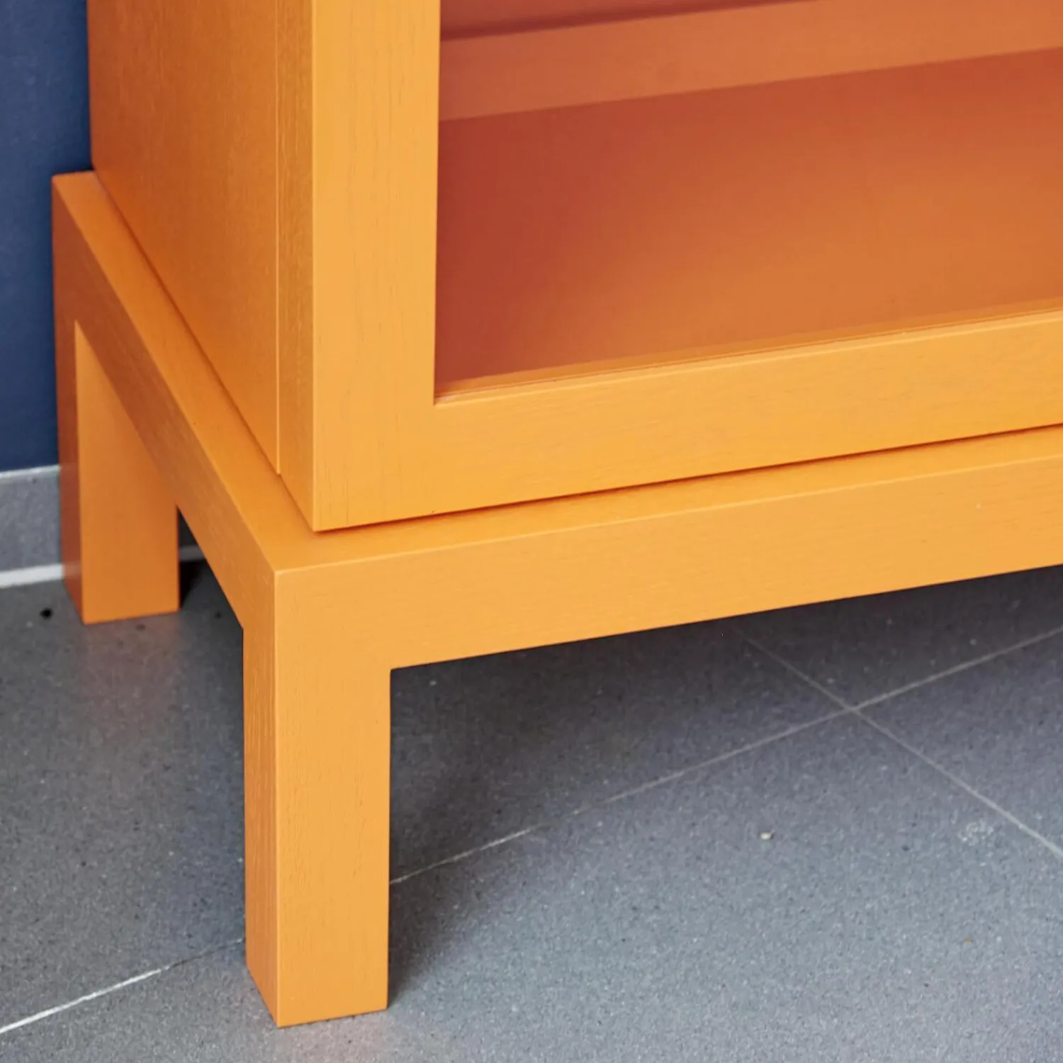 Form Exclusiv Vitrinen & Highboards|Vitrine Hampton Eiche Massiv Geölt Offenporig Lackiert In Pantone Orange Tür Klarglas Mit Ledergriffen