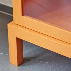 Form Exclusiv Vitrinen & Highboards|Vitrine Hampton Eiche Massiv Geölt Offenporig Lackiert In Pantone Orange Tür Klarglas Mit Ledergriffen
