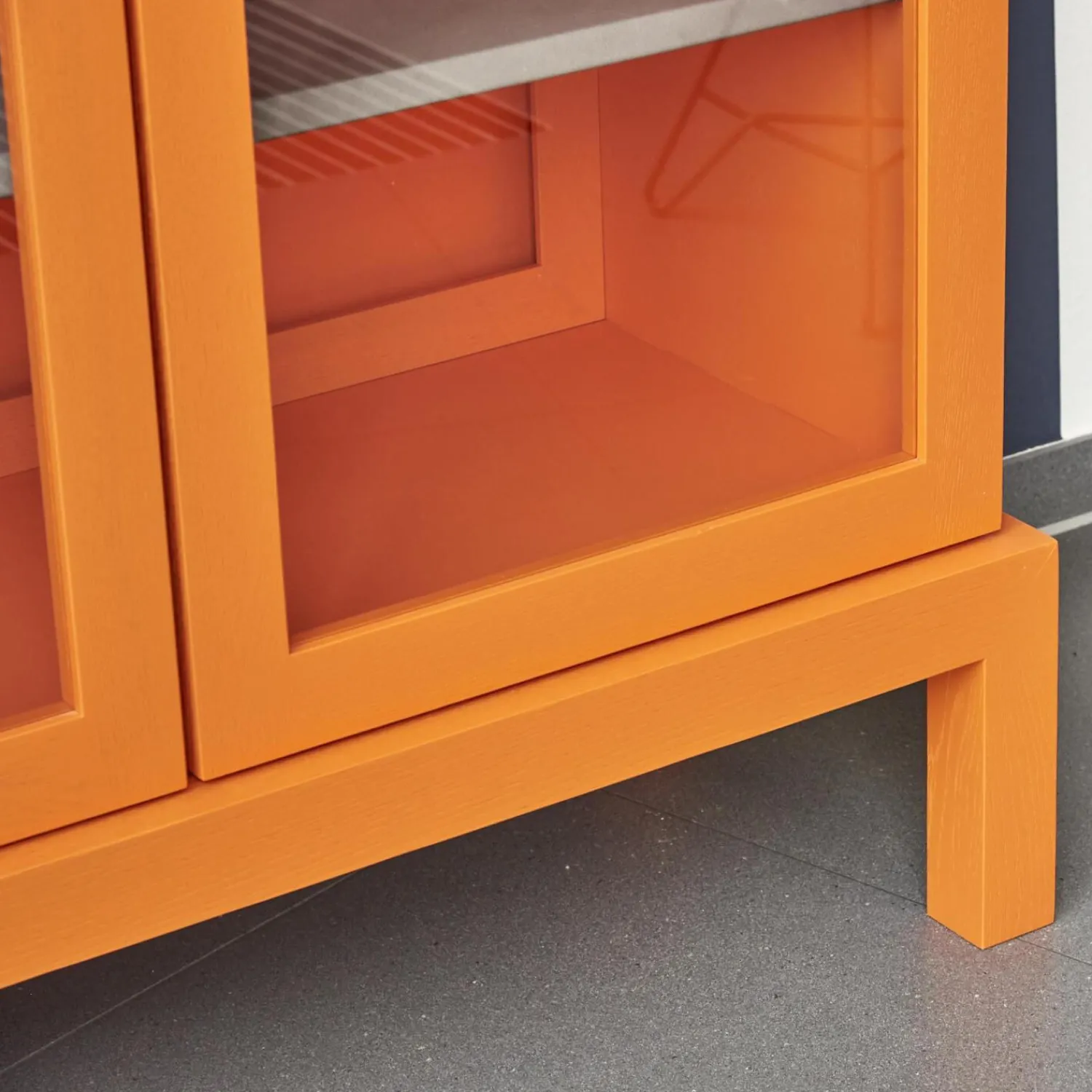 Form Exclusiv Vitrinen & Highboards|Vitrine Hampton Eiche Massiv Geölt Offenporig Lackiert In Pantone Orange Tür Klarglas Mit Ledergriffen