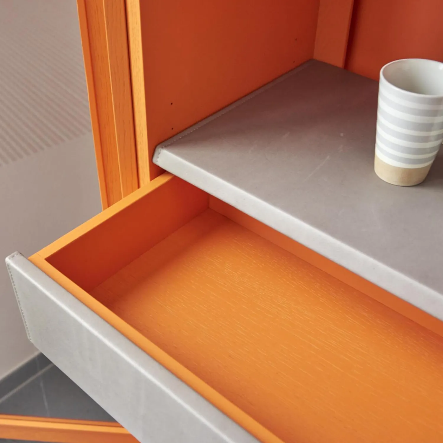 Form Exclusiv Vitrinen & Highboards|Vitrine Hampton Eiche Massiv Geölt Offenporig Lackiert In Pantone Orange Tür Klarglas Mit Ledergriffen