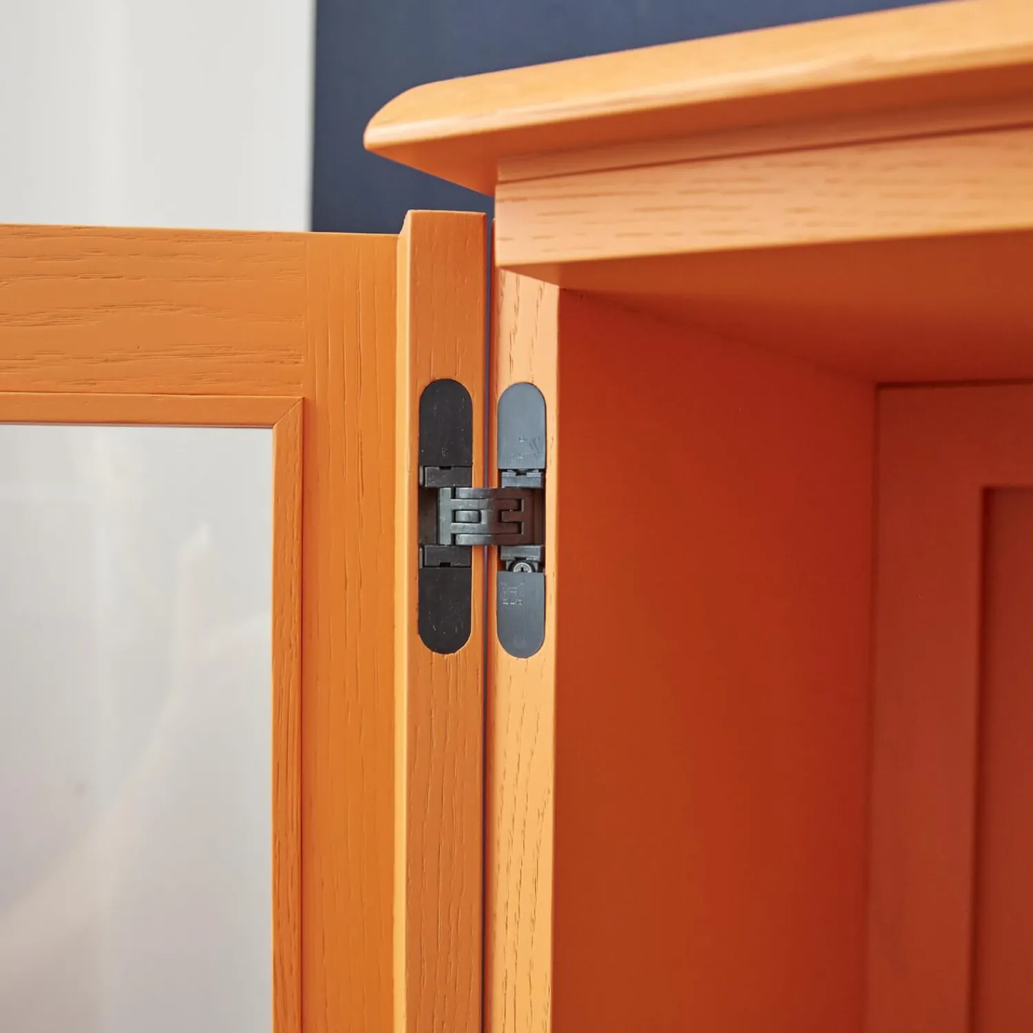 Form Exclusiv Vitrinen & Highboards|Vitrine Hampton Eiche Massiv Geölt Offenporig Lackiert In Pantone Orange Tür Klarglas Mit Ledergriffen