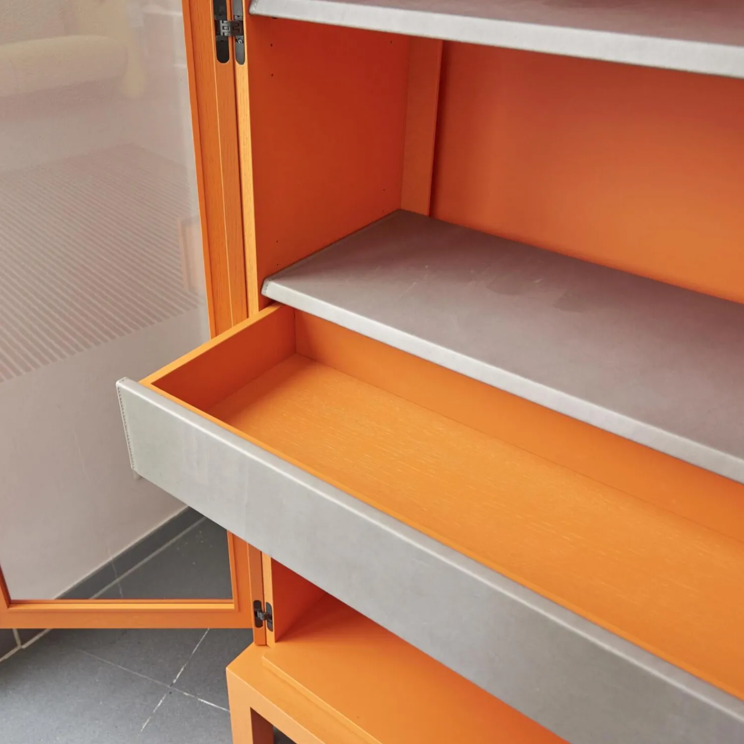 Form Exclusiv Vitrinen & Highboards|Vitrine Hampton Eiche Massiv Geölt Offenporig Lackiert In Pantone Orange Tür Klarglas Mit Ledergriffen