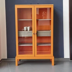Form Exclusiv Vitrinen & Highboards|Vitrine Hampton Eiche Massiv Geölt Offenporig Lackiert In Pantone Orange Tür Klarglas Mit Ledergriffen