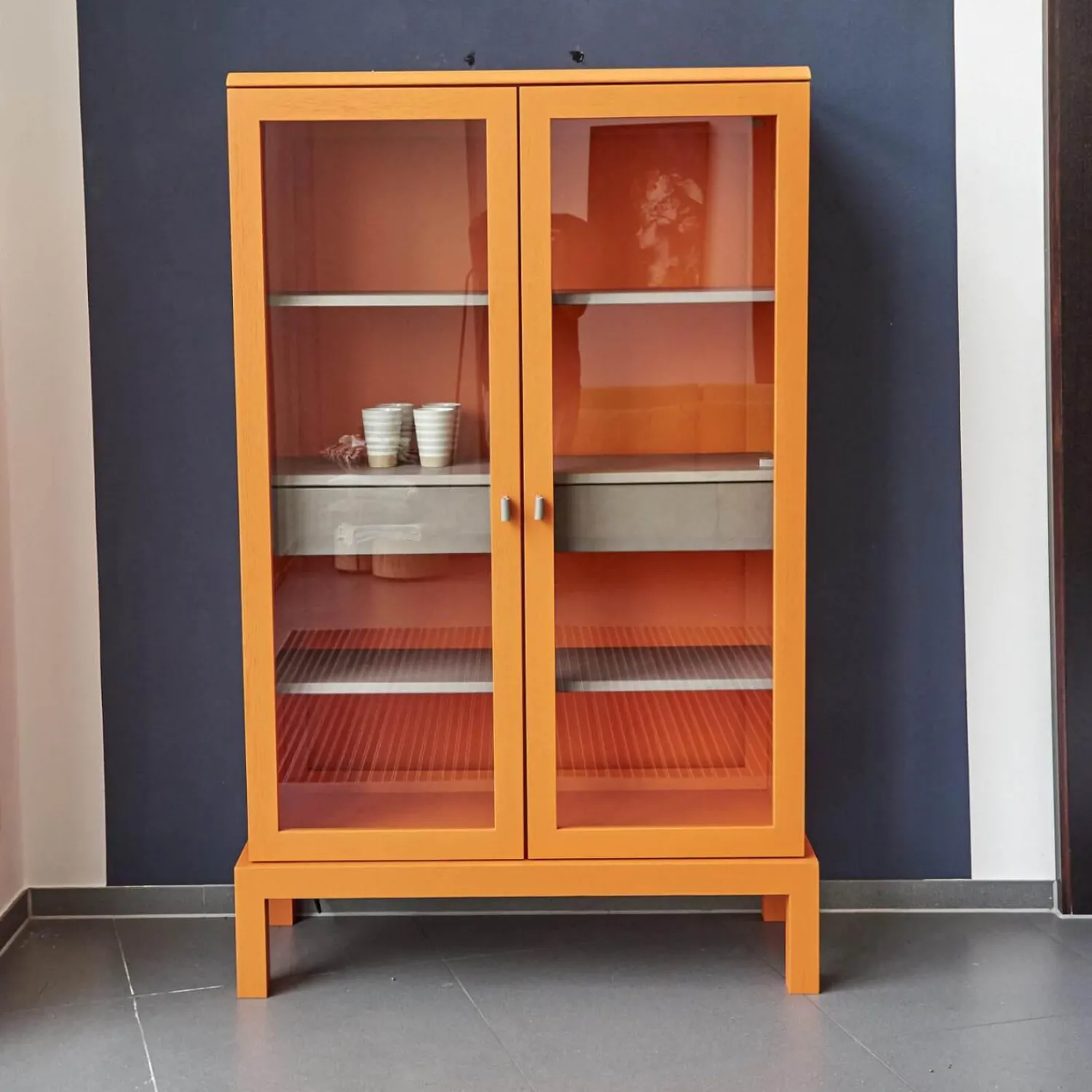 Form Exclusiv Vitrinen & Highboards|Vitrine Hampton Eiche Massiv Geölt Offenporig Lackiert In Pantone Orange Tür Klarglas Mit Ledergriffen