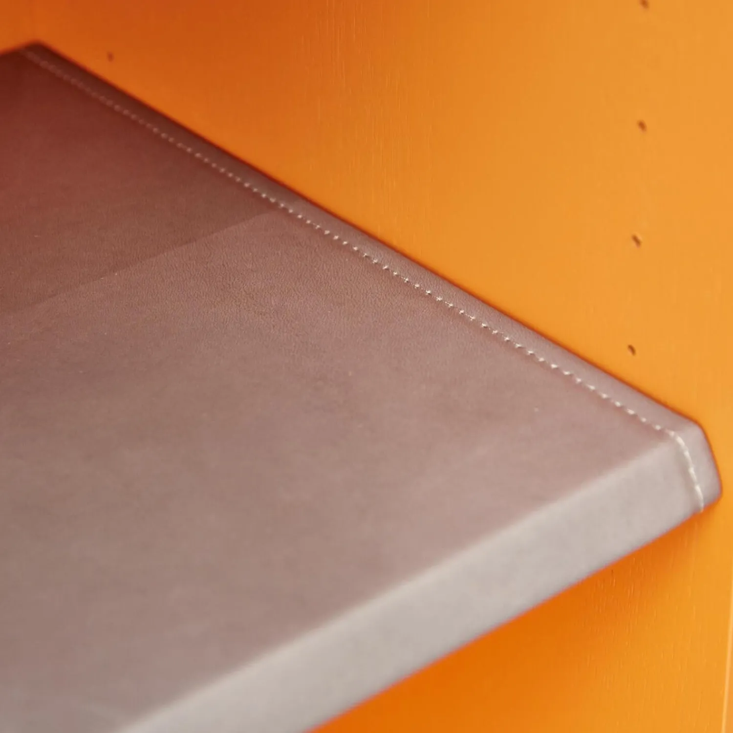 Form Exclusiv Vitrinen & Highboards|Vitrine Hampton Eiche Massiv Geölt Offenporig Lackiert In Pantone Orange Tür Klarglas Mit Ledergriffen