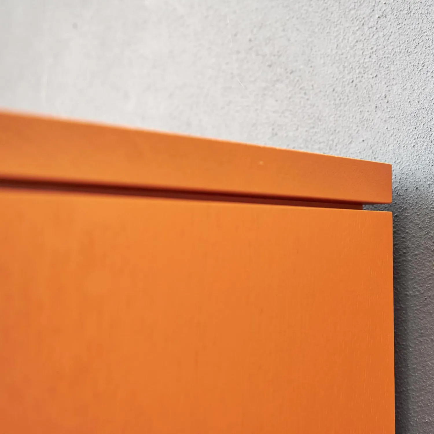 Form Exclusiv Vitrinen & Highboards|Vitrine Hampton Eiche Massiv Geölt Offenporig Lackiert In Pantone Orange Tür Klarglas Mit Ledergriffen