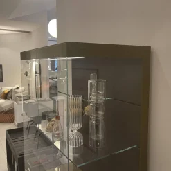 Interlübke Vitrinen & Highboards|Vitrine Just Cube Light mit Beleuchtung Korpus Lack Rückwand Eucalyptus 5 Glasböden und Abdeckplatte