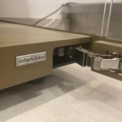 Interlübke Vitrinen & Highboards|Vitrine Just Cube Light mit Beleuchtung Korpus Lack Rückwand Eucalyptus 5 Glasböden und Abdeckplatte