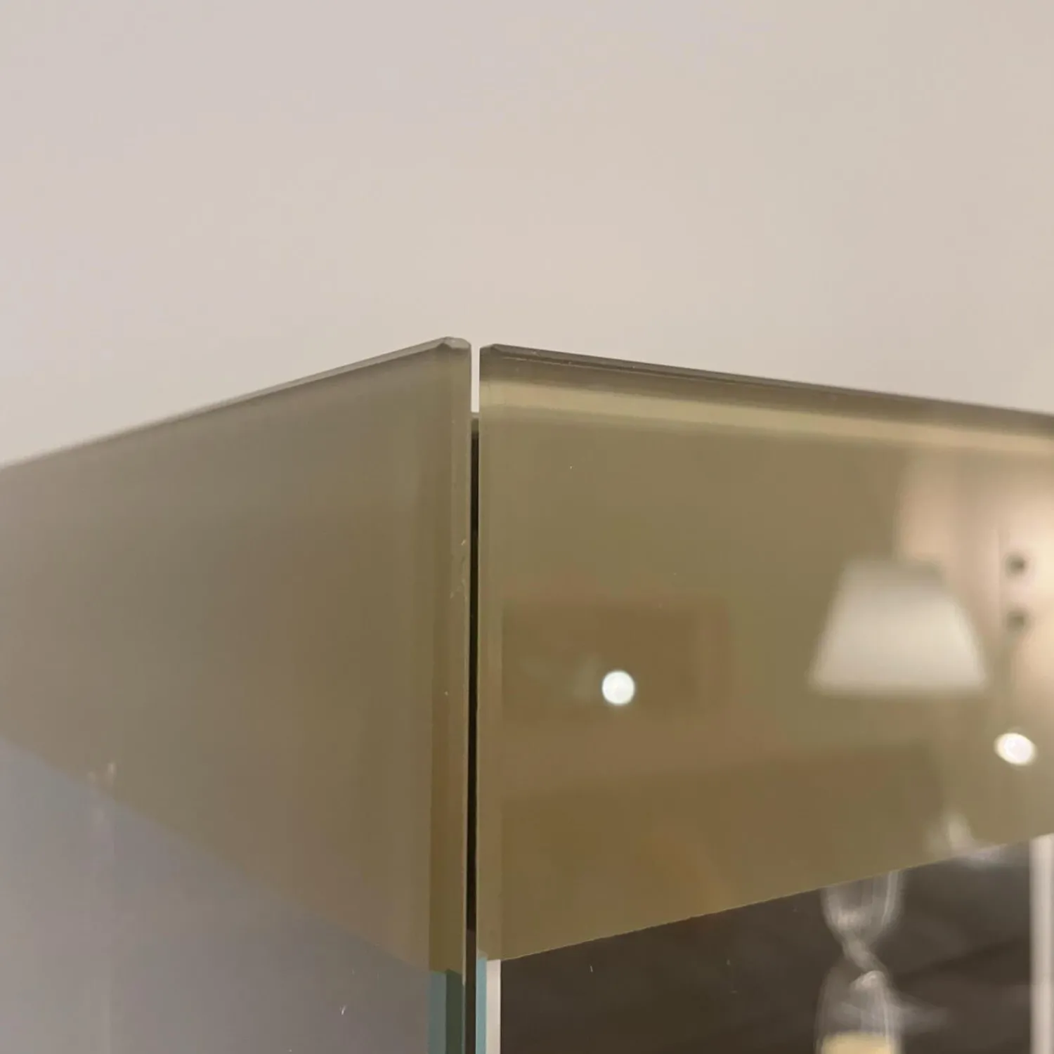 Interlübke Vitrinen & Highboards|Vitrine Just Cube Light mit Beleuchtung Korpus Lack Rückwand Eucalyptus 5 Glasböden und Abdeckplatte