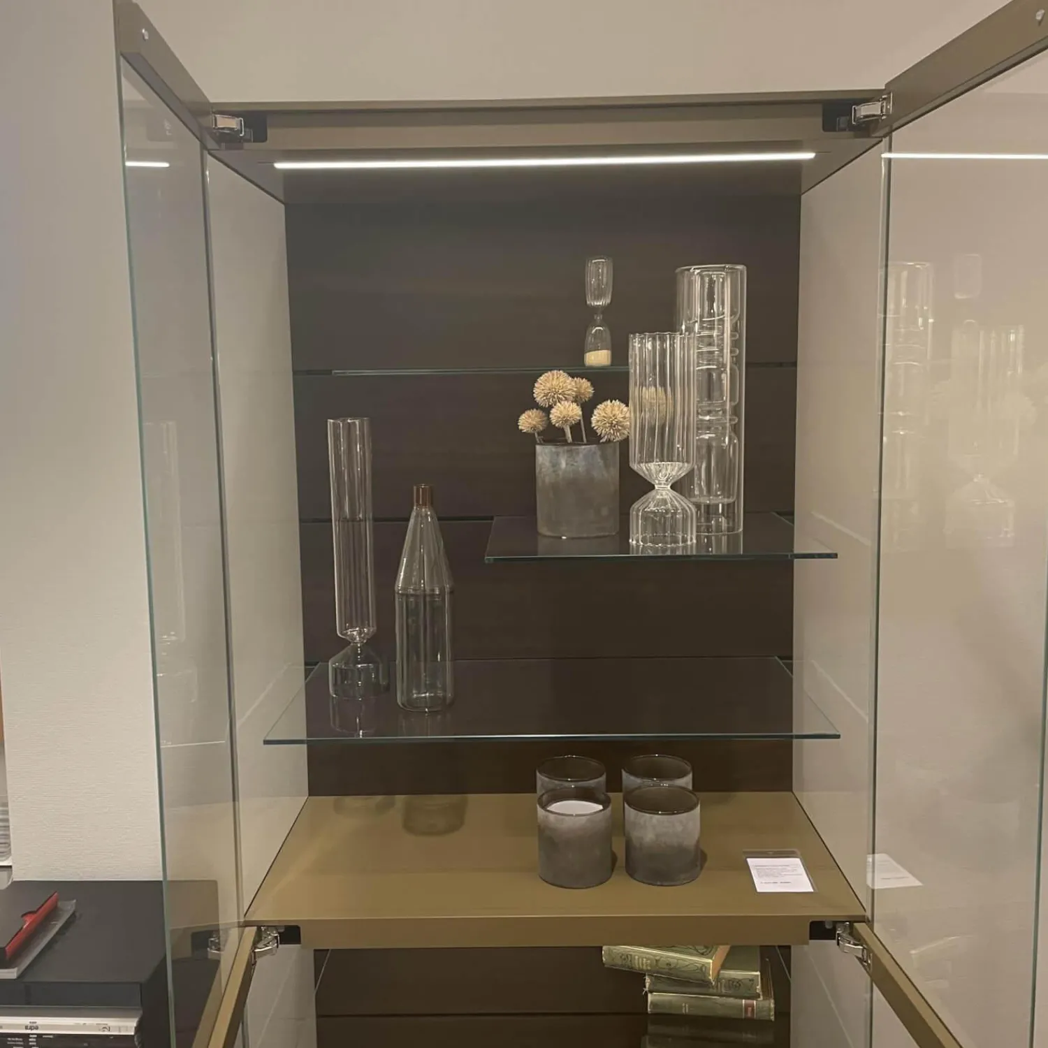 Interlübke Vitrinen & Highboards|Vitrine Just Cube Light mit Beleuchtung Korpus Lack Rückwand Eucalyptus 5 Glasböden und Abdeckplatte