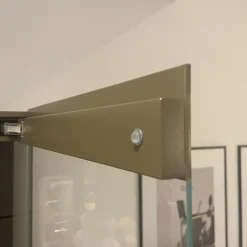 Interlübke Vitrinen & Highboards|Vitrine Just Cube Light mit Beleuchtung Korpus Lack Rückwand Eucalyptus 5 Glasböden und Abdeckplatte