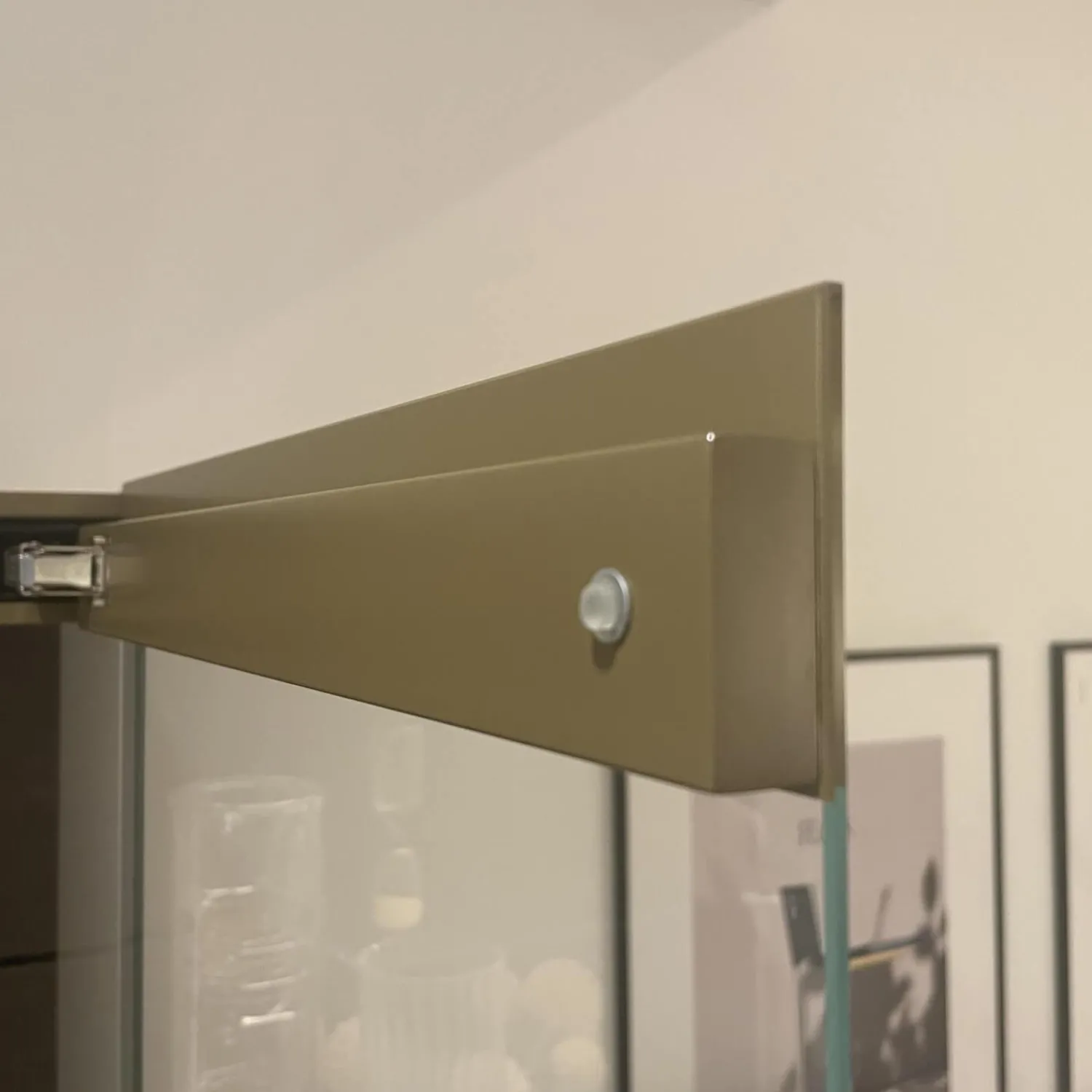 Interlübke Vitrinen & Highboards|Vitrine Just Cube Light mit Beleuchtung Korpus Lack Rückwand Eucalyptus 5 Glasböden und Abdeckplatte