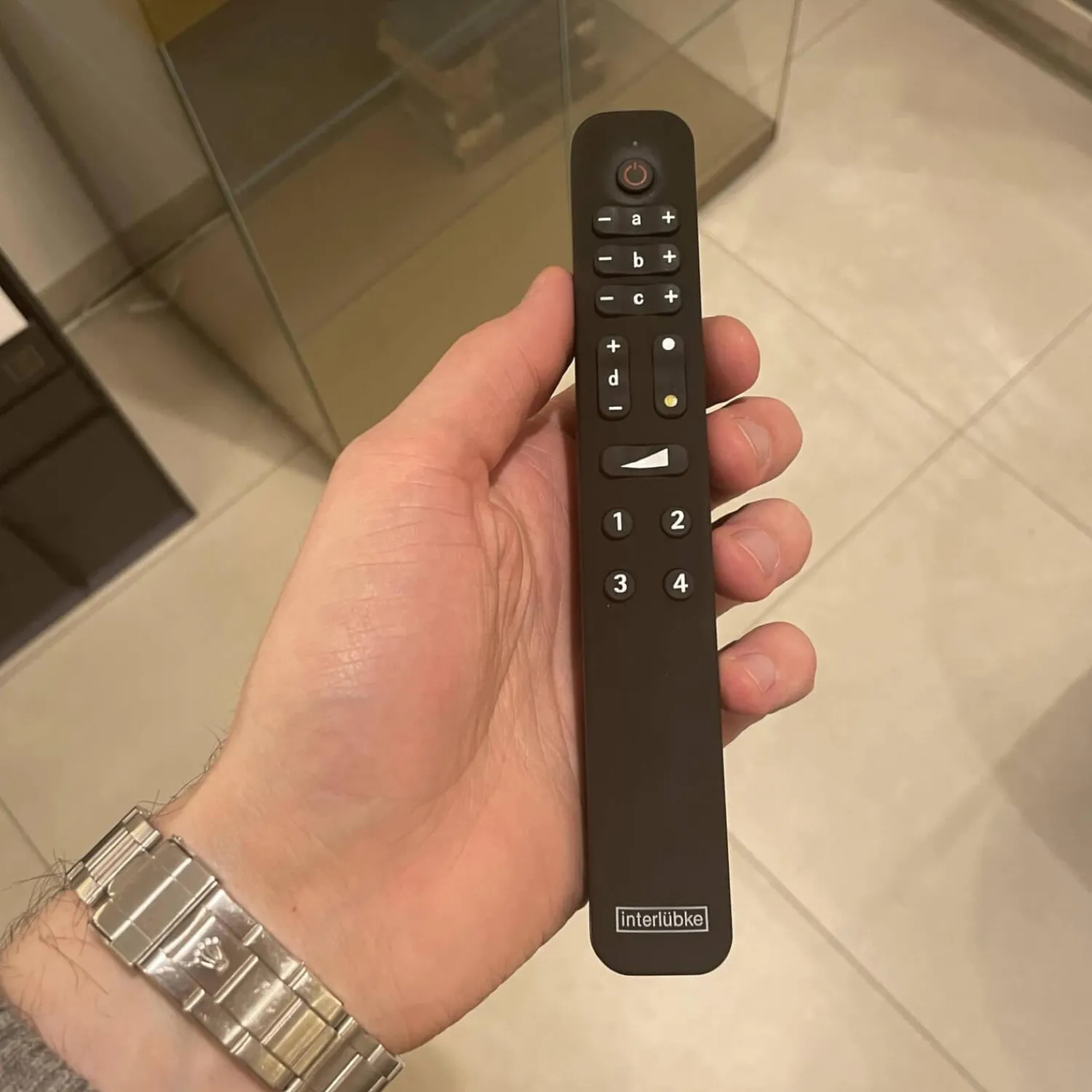 Interlübke Vitrinen & Highboards|Vitrine Just Cube Light mit Beleuchtung Korpus Lack Rückwand Eucalyptus 5 Glasböden und Abdeckplatte