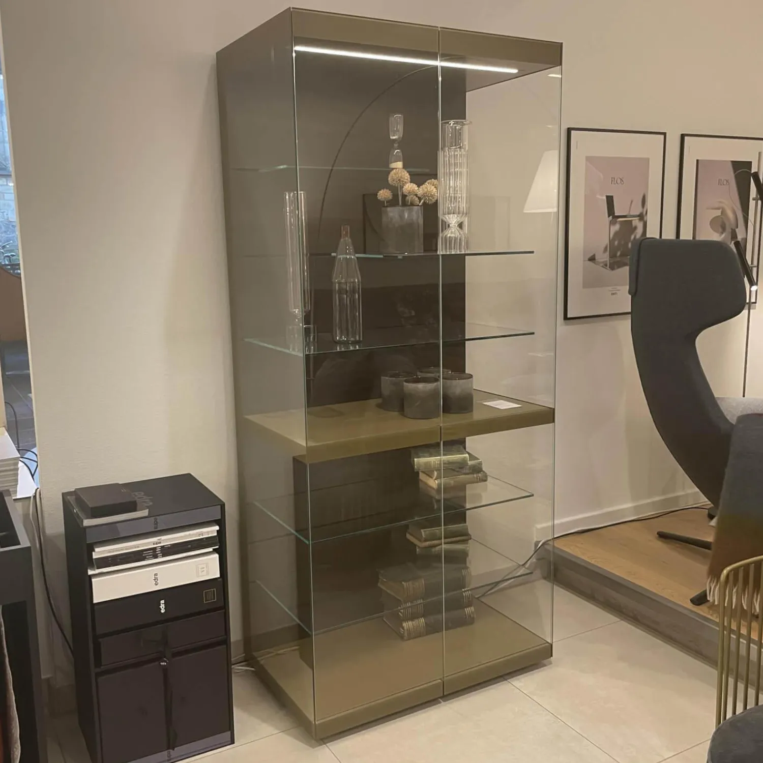 Interlübke Vitrinen & Highboards|Vitrine Just Cube Light mit Beleuchtung Korpus Lack Rückwand Eucalyptus 5 Glasböden und Abdeckplatte