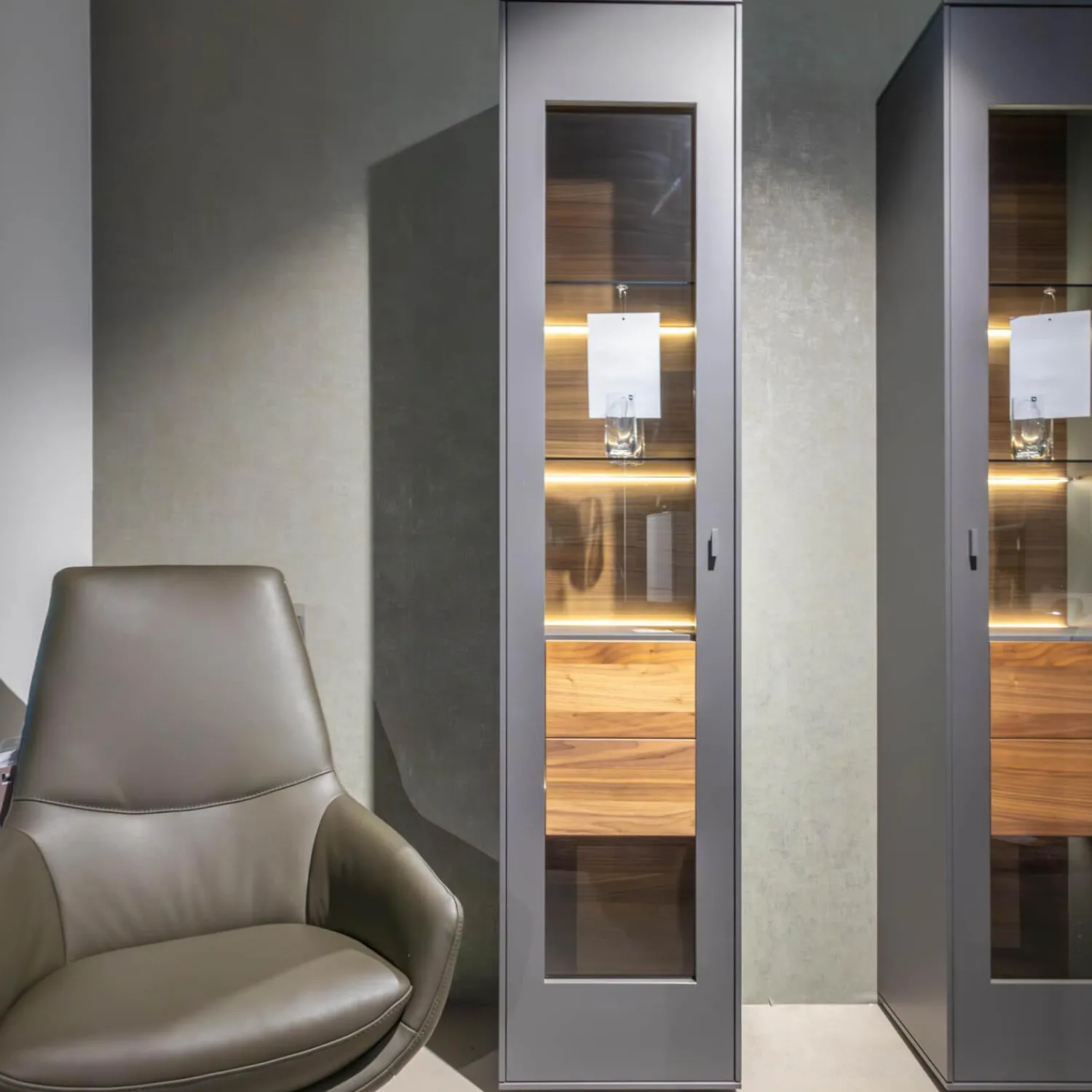 WK Wohnen Vitrinen & Highboards|Vitrine Lavato 440 Links Kernnussbaum Schiefergrau Inklusive Beleuchtung