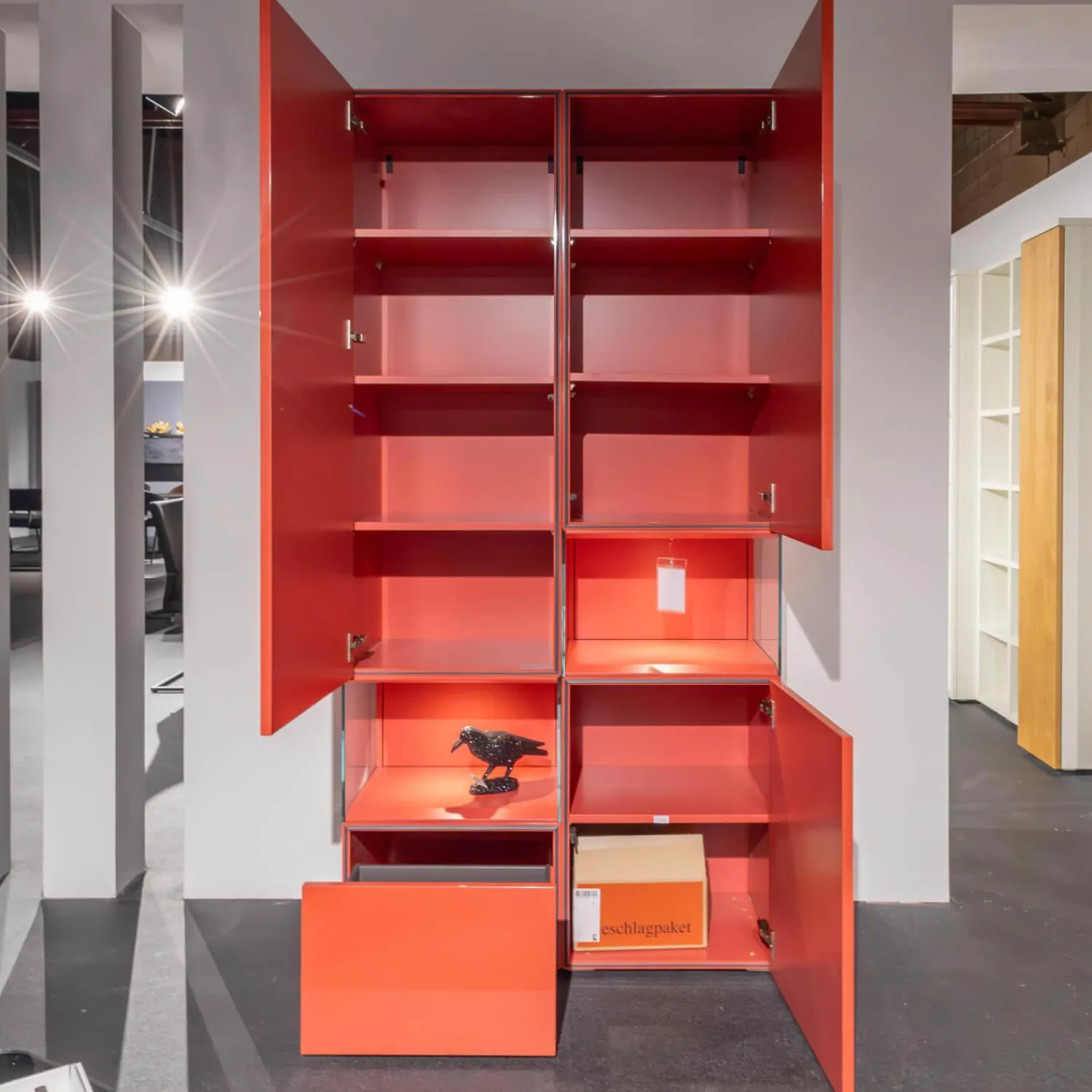 Hülsta Vitrinen & Highboards|Vitrine Neo Lack NCS Hochglanz Rot Inklusive Beleuchtung