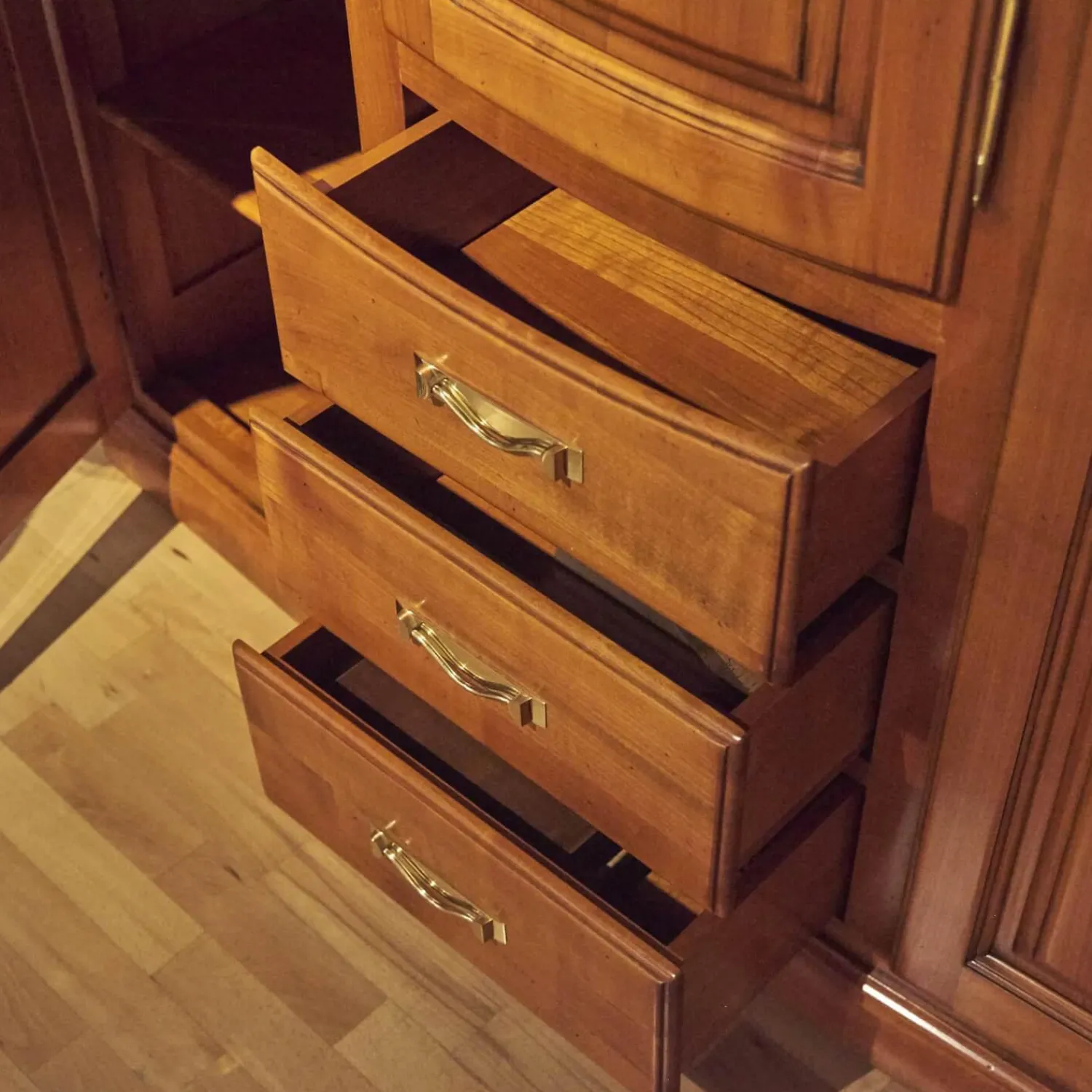 Form Exclusiv Vitrinen & Highboards|Vitrine Poesie Wildkirsche Poliert Mit Glaselementen