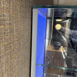 Dreieck Vitrinen & Highboards|Vitrine Solus In Optiwhite Klar Verschweißt Türknopf Und Stellfüße Aus Edelstahl Mit Beleuchtung