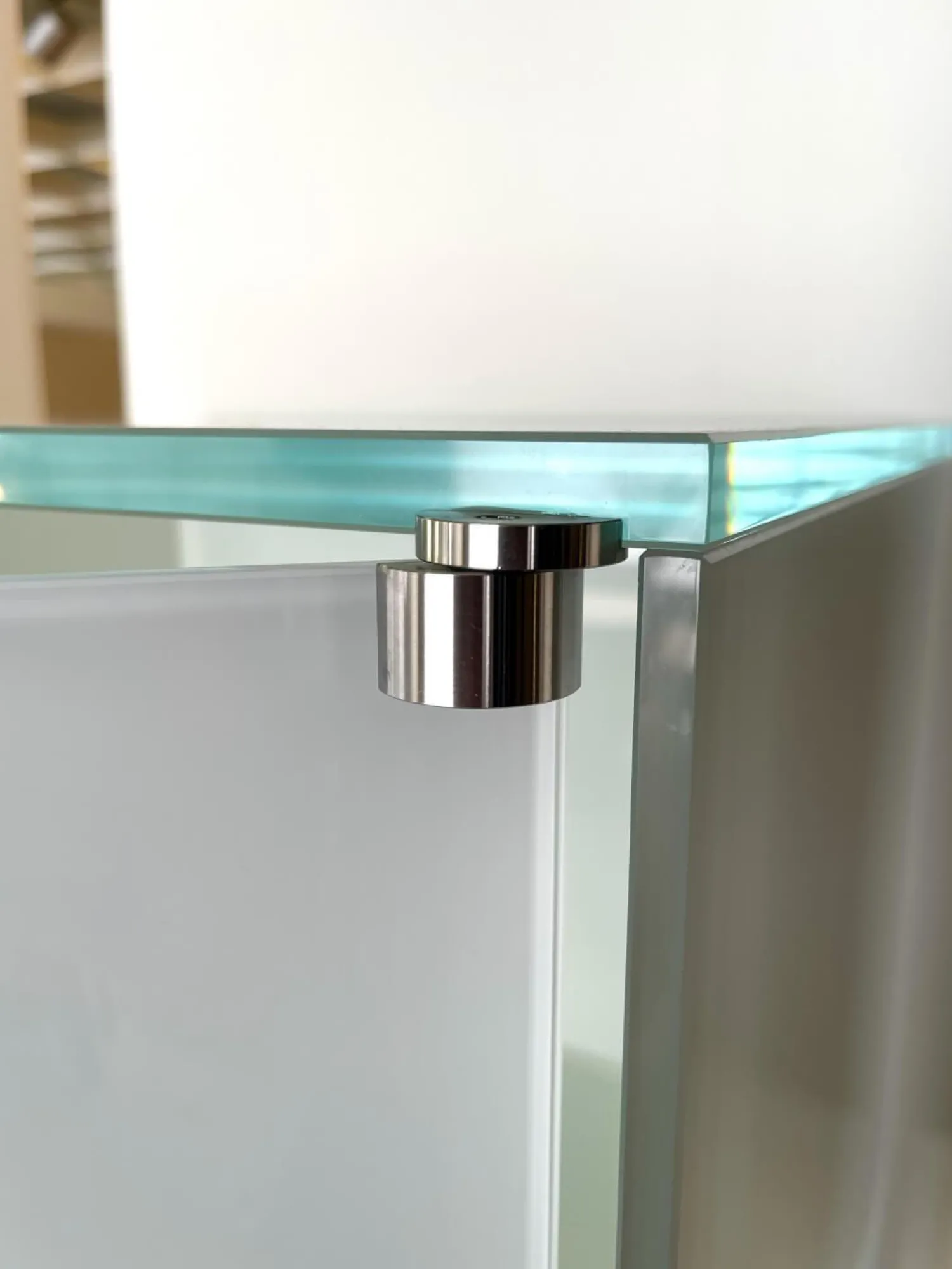 Dreieck Vitrinen & Highboards|Vitrine Solus Türen Optiwhiteglas Partiell Mit Colorlack Weiß Korpus Metallteile Edelstahl Mit LED Beleuchtung
