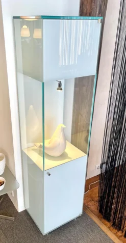 Dreieck Vitrinen & Highboards|Vitrine Solus Türen Optiwhiteglas Partiell Mit Colorlack Weiß Korpus Metallteile Edelstahl Mit LED Beleuchtung