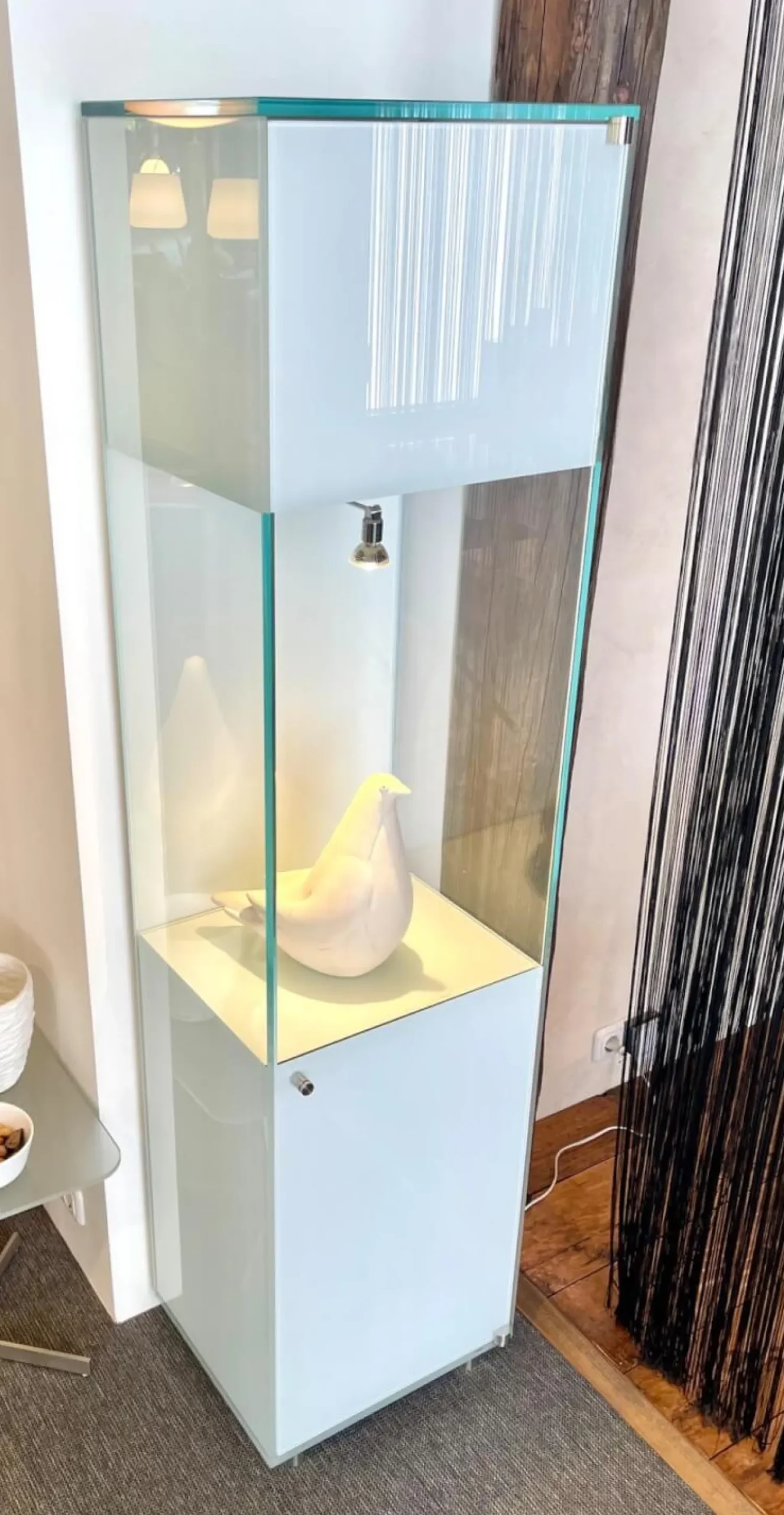 Dreieck Vitrinen & Highboards|Vitrine Solus Türen Optiwhiteglas Partiell Mit Colorlack Weiß Korpus Metallteile Edelstahl Mit LED Beleuchtung