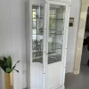 Küper Einrichtung Vitrinen & Highboards|Vitrine Strichlack Creme mit Messingapplikationen Facettenglas Gebogen