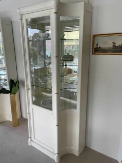 Küper Einrichtung Vitrinen & Highboards|Vitrine Strichlack Creme mit Messingapplikationen Facettenglas Gebogen
