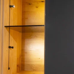 Anrei Vitrinen & Highboards|Vitrine SY 772 Puro Syle Asteiche Massiv Gebürstet Natur Geölt Farbglas Schwarzgrau Matt Mit Sockel Und Beleuchtung