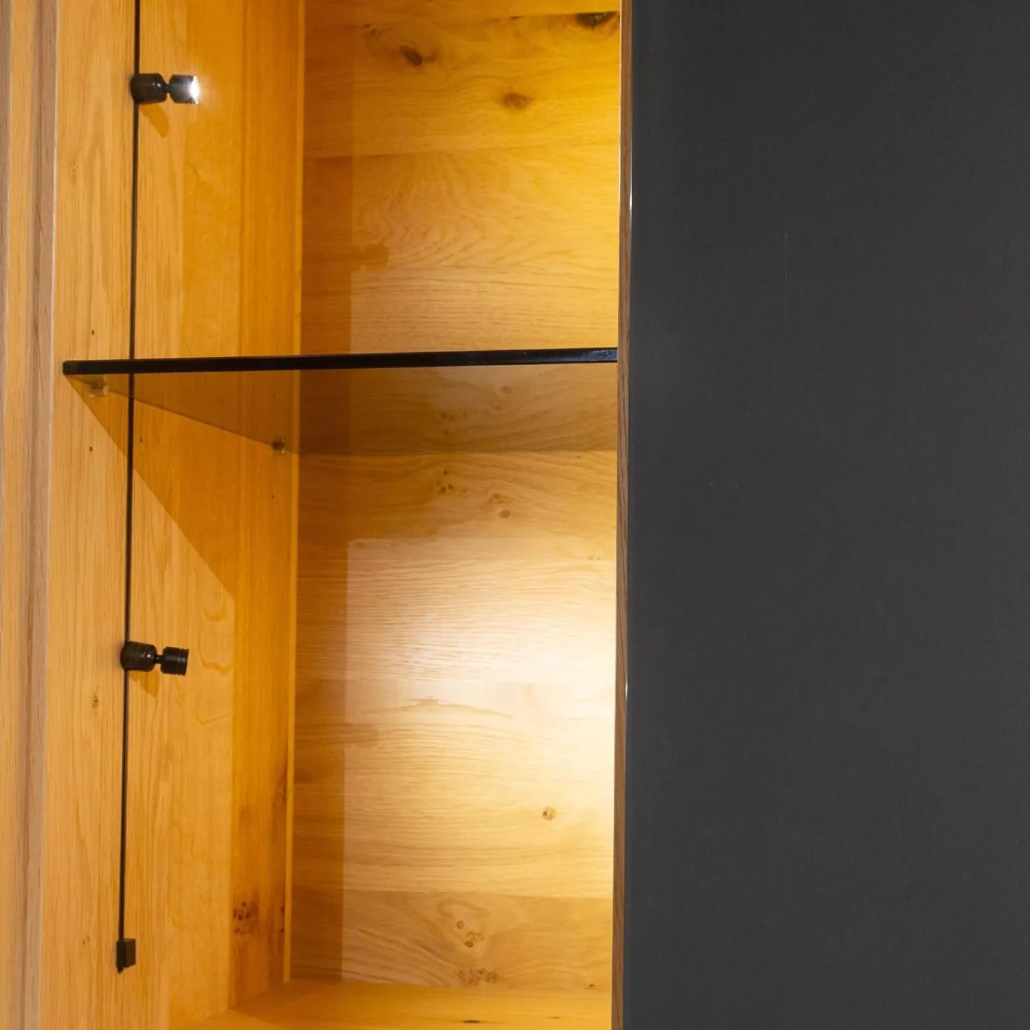 Anrei Vitrinen & Highboards|Vitrine SY 772 Puro Syle Asteiche Massiv Gebürstet Natur Geölt Farbglas Schwarzgrau Matt Mit Sockel Und Beleuchtung