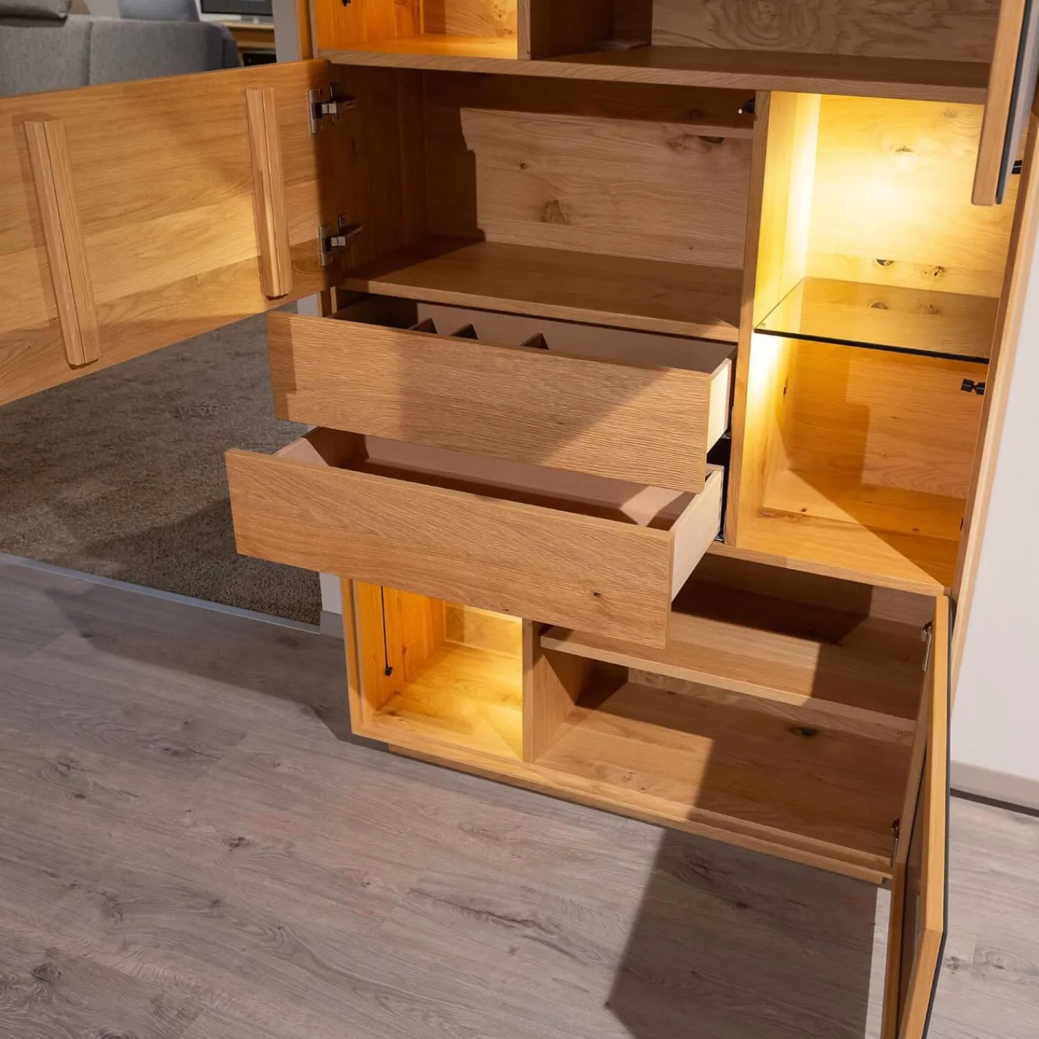 Anrei Vitrinen & Highboards|Vitrine SY 772 Puro Syle Asteiche Massiv Gebürstet Natur Geölt Farbglas Schwarzgrau Matt Mit Sockel Und Beleuchtung