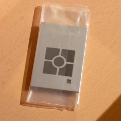 Anrei Vitrinen & Highboards|Vitrine SY 772 Puro Syle Asteiche Massiv Gebürstet Natur Geölt Farbglas Schwarzgrau Matt Mit Sockel Und Beleuchtung