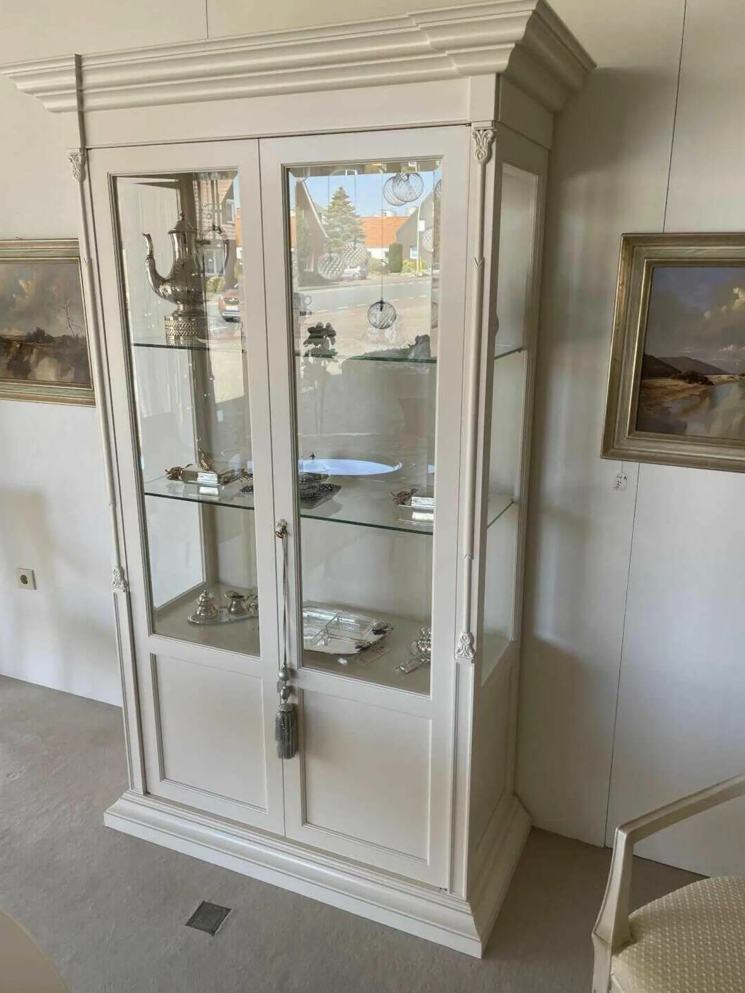 Küper Einrichtung Vitrinen & Highboards|Vitrine T Schleiflack Creme mit Facettenglas und Beleuchtung