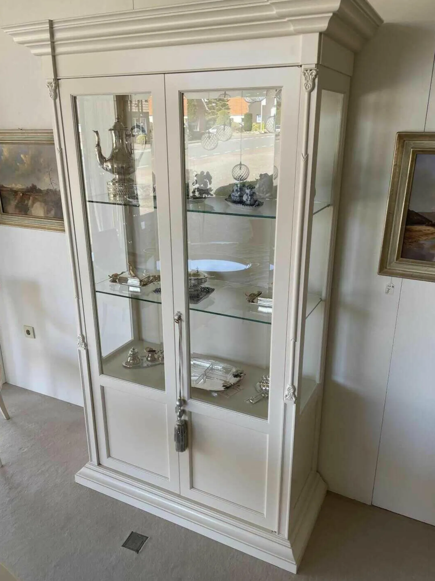 Küper Einrichtung Vitrinen & Highboards|Vitrine T Schleiflack Creme mit Facettenglas und Beleuchtung