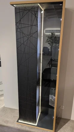 Voglauer Vitrinen & Highboards|Vitrine V-Aura Eiche Geölt Akzent Lärche Schwarz mit Beleuchtung