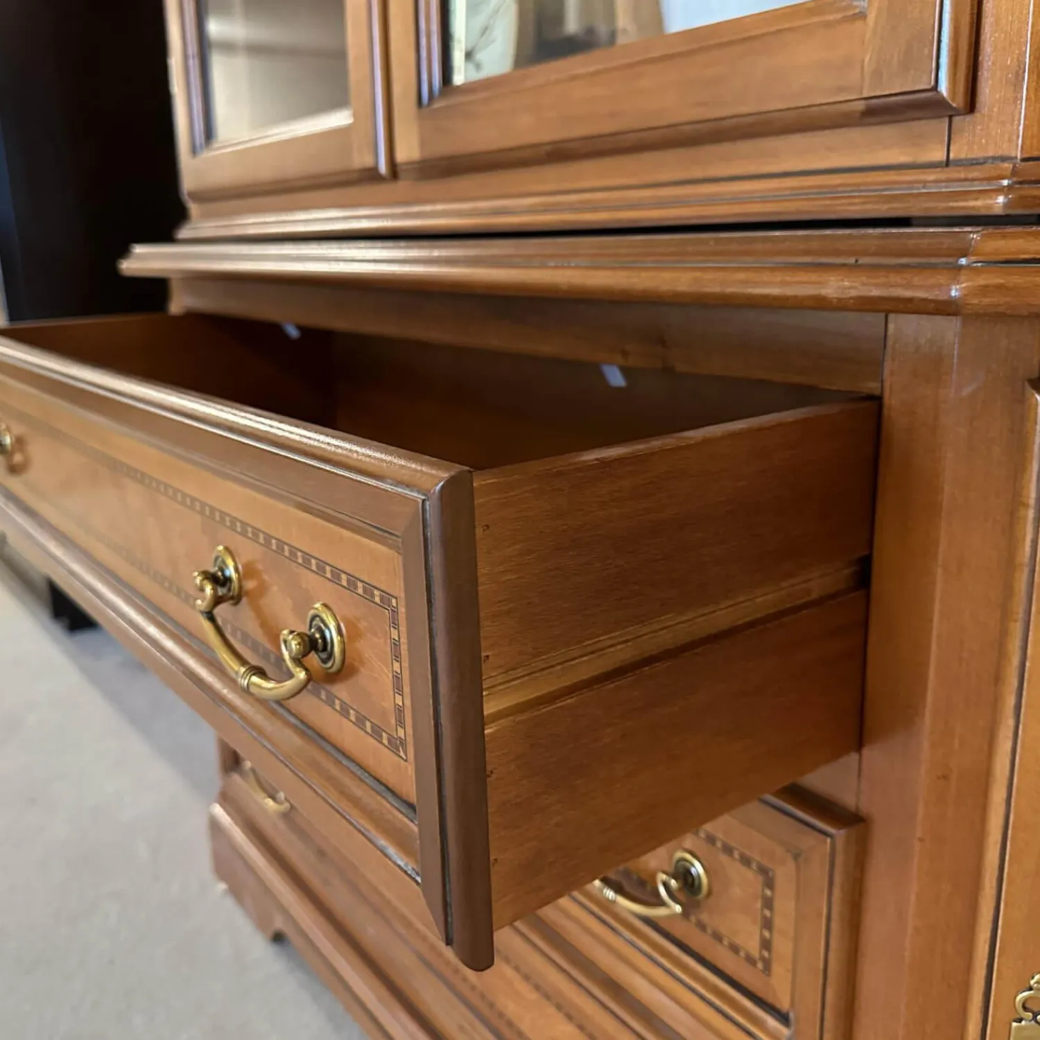 Selva Vitrinen & Highboards|Vitrine Verona 0792 Edelholz Kirschbaumfarbig Antikisiert