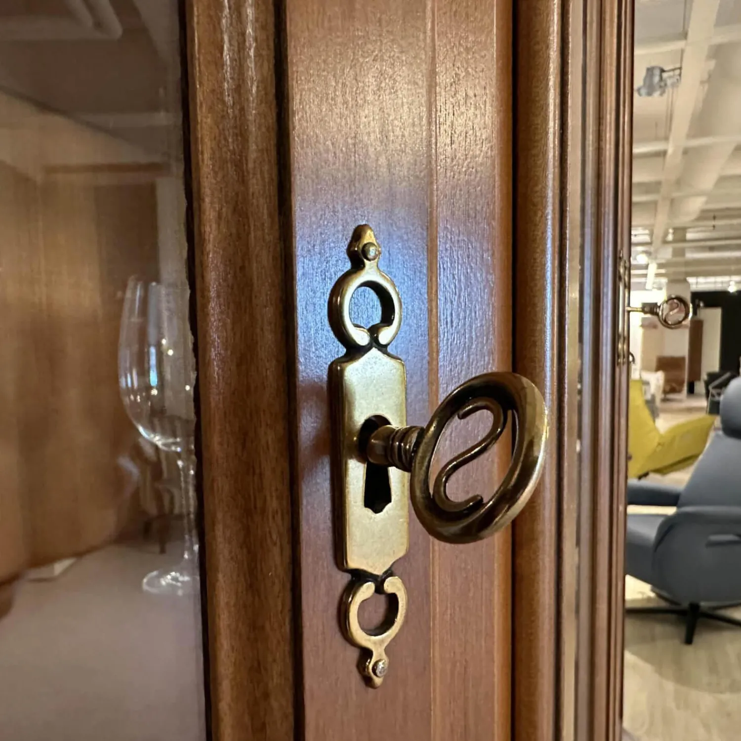 Selva Vitrinen & Highboards|Vitrine Verona 0792 Edelholz Kirschbaumfarbig Antikisiert